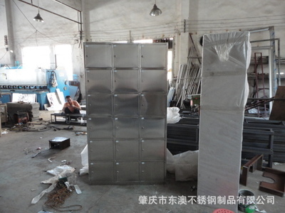 “东澳”牌十八门不锈钢更衣柜 水箱创新设计引领环保与安全新风尚